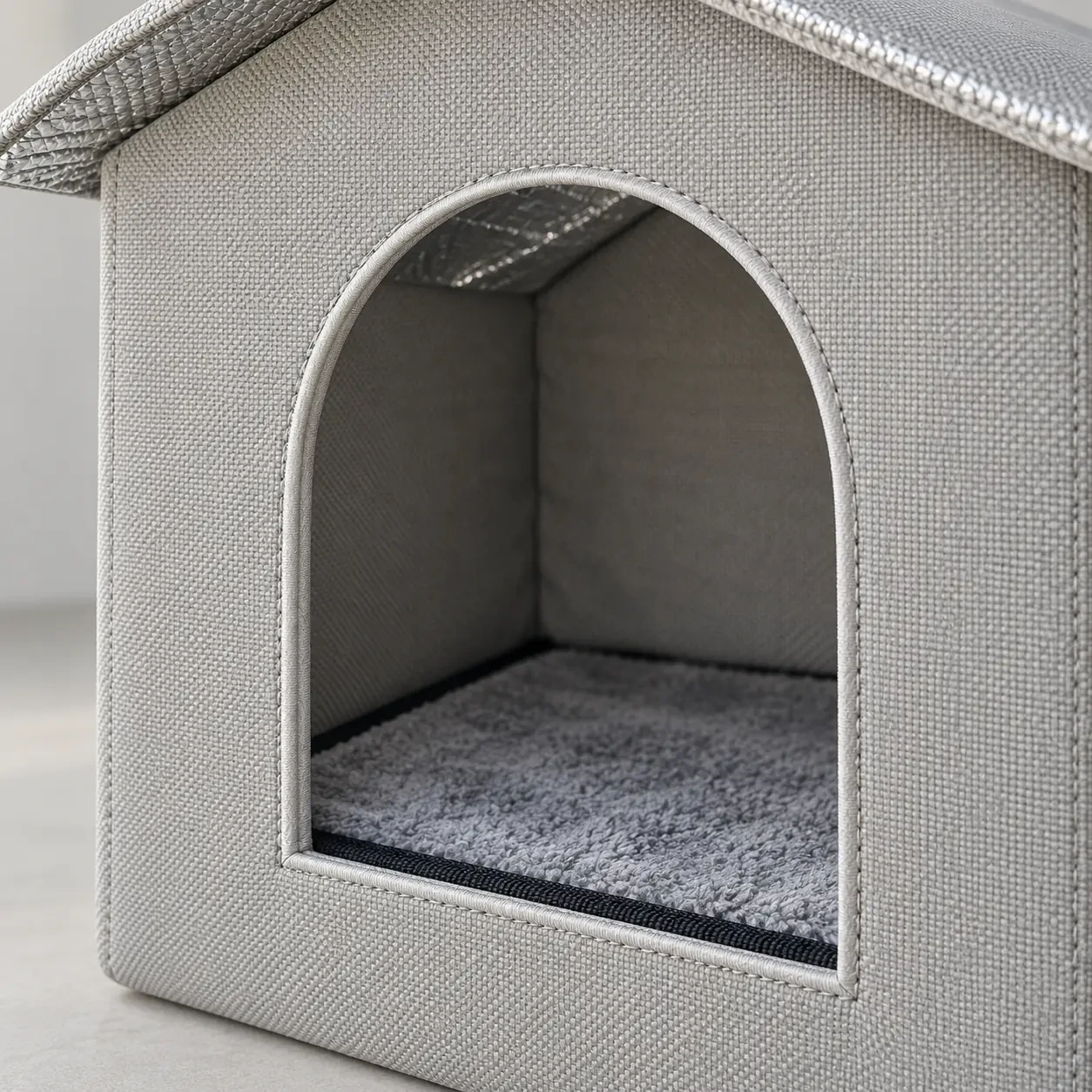 Arche d’entrée passepoilée de l’abri pour chat et coussin de sol en molleton