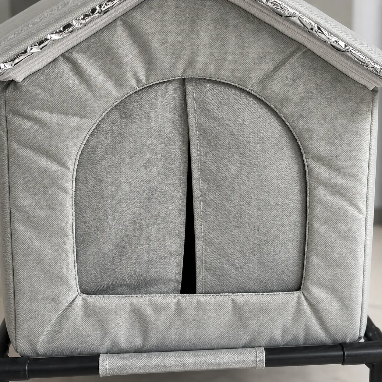 Arche d’entrée de l’abri pour chat, deux pans de rideau en toile grise et liseré clair