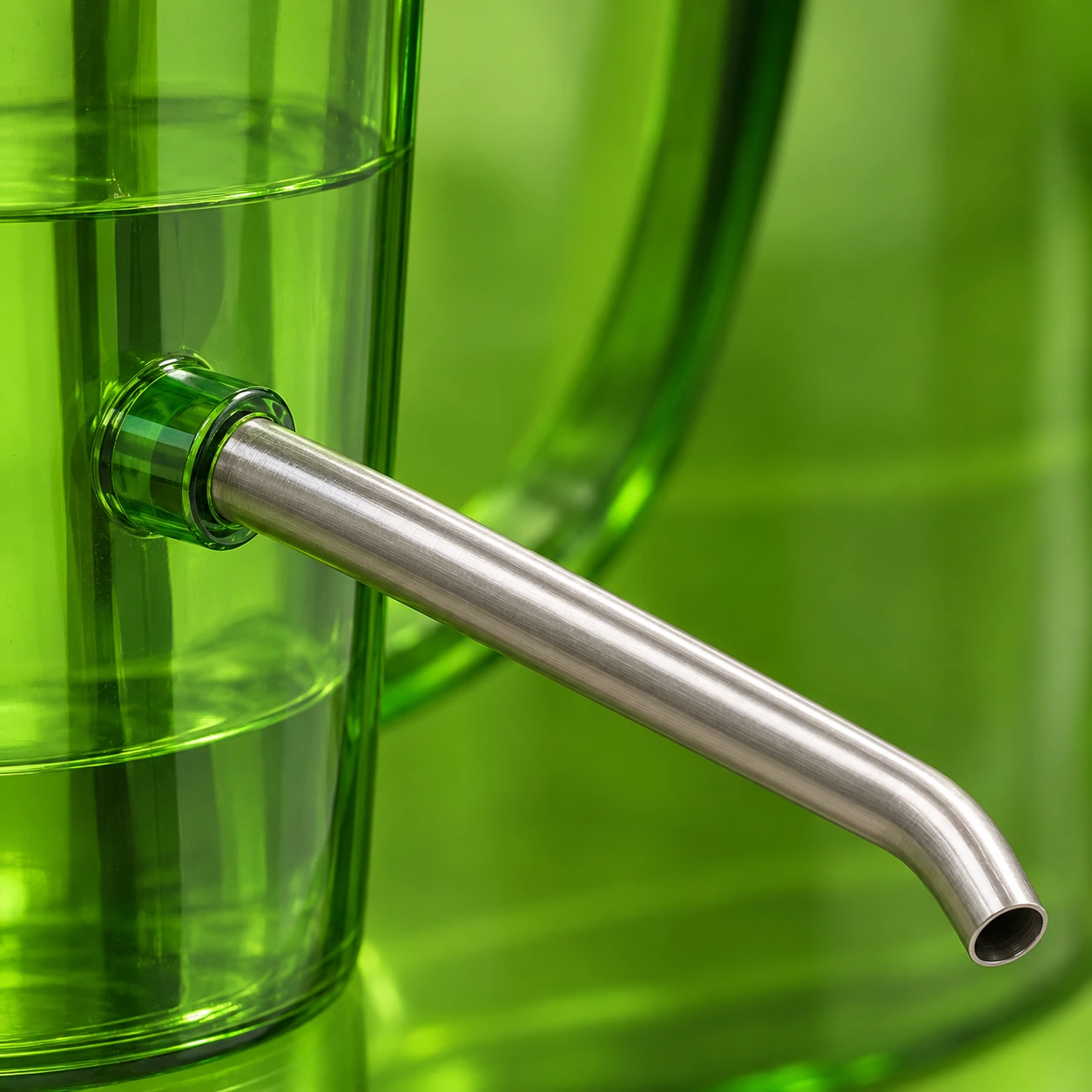 Raccord du bec : embout vert moulé et tube inoxydable brossé coudé à l'extrémité