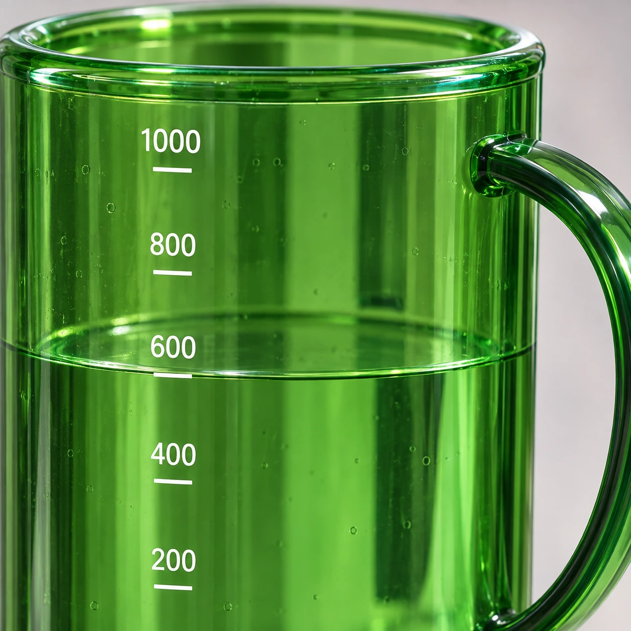 Graduations blanches de 200 à 1000 millilitres sur le corps translucide, eau au repère 600