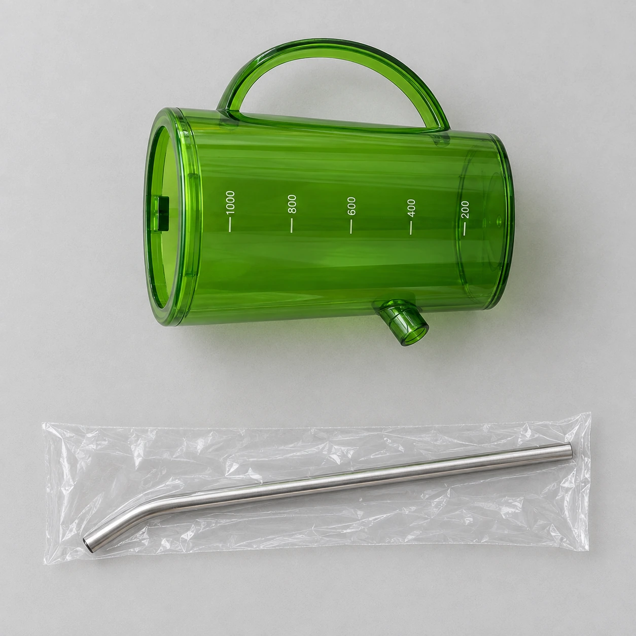 Contenu du colis : l'arrosoir vert couché et le bec inoxydable dans sa pochette