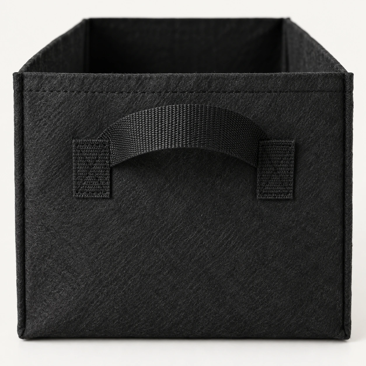 Détail d'une poignée cousue et du textile non tissé noir du bac de culture