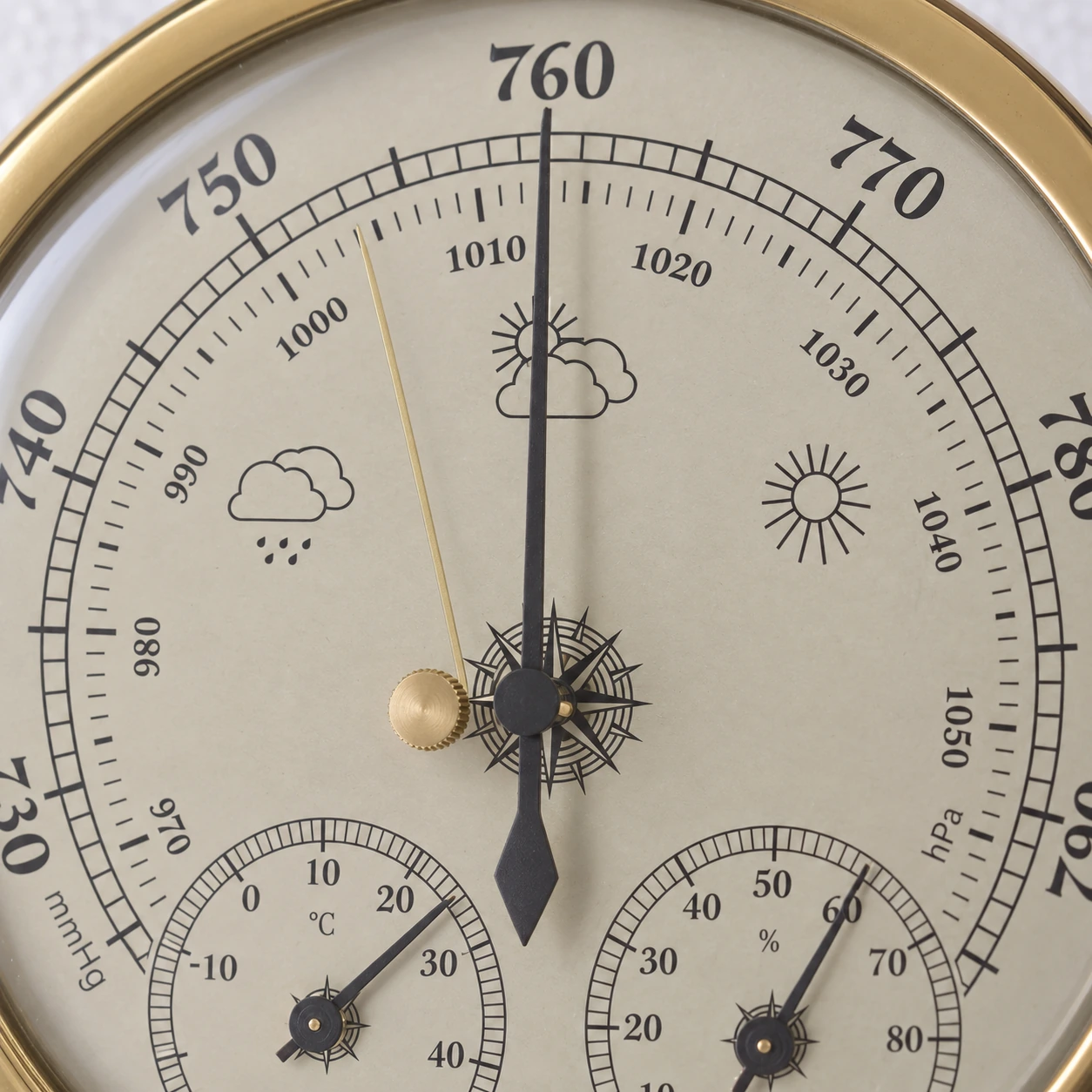 Grand cadran de pression à deux échelles superposées, mmHg de 730 à 790 et hPa de 970 à 1050