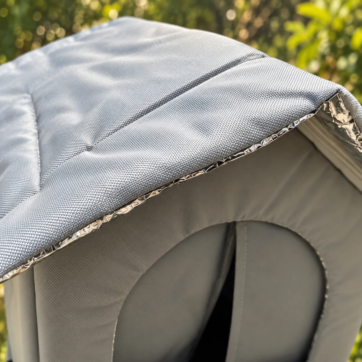 Avant-toit de la cabane pour chat, doublure aluminium visible sous le débord