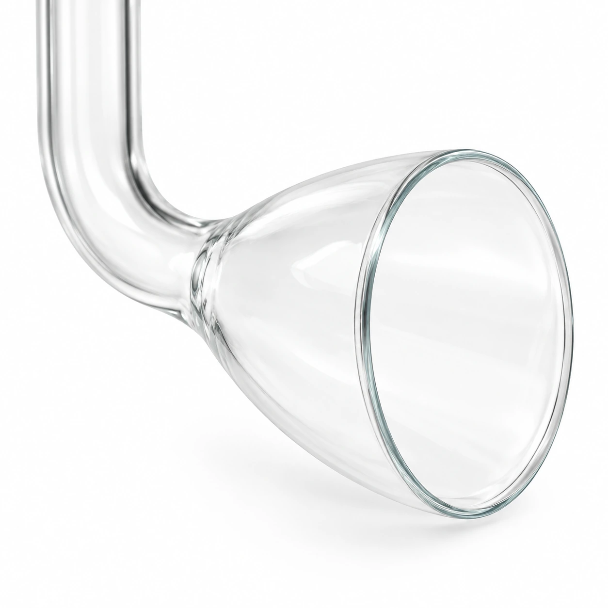 L’embouchure évasée de la cloche de rejet et sa lèvre polie, en gros plan sur fond blanc