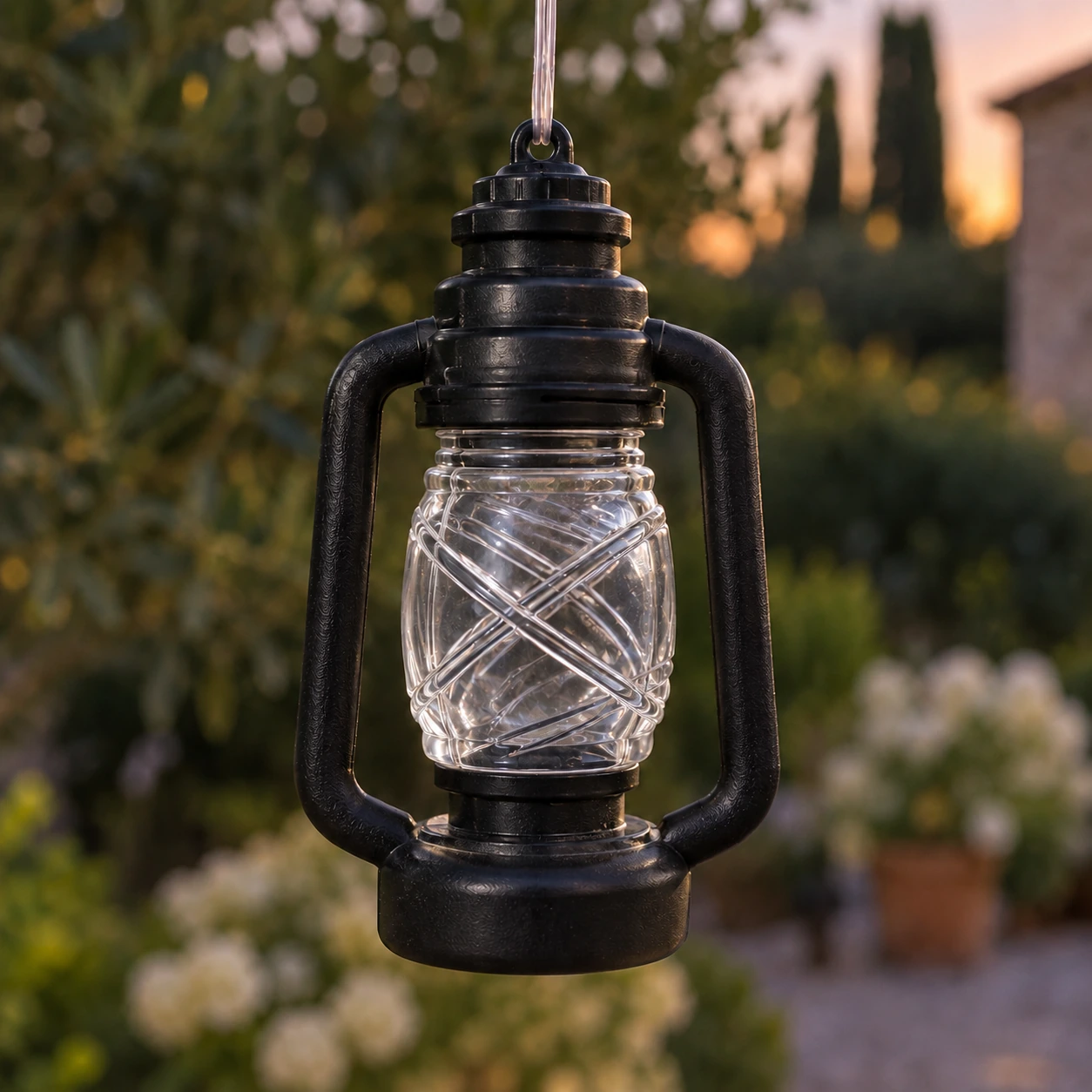 Gros plan d'une lanterne du carillon, armature noire et verre torsadé translucide éteint