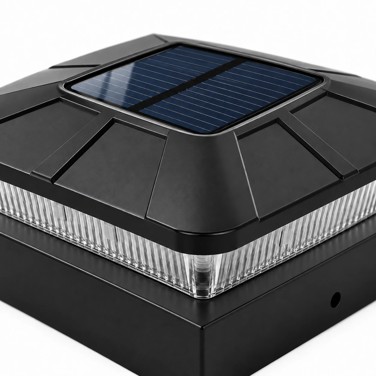 Gros plan sur le dessus du chapeau : panneau solaire à grille fine et bandeau translucide cannélé, produit éteint