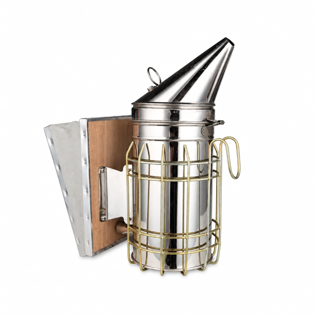 Enfumoir d'apiculteur manuel en inox poli, cage laiton et soufflet bois, sur fond blanc