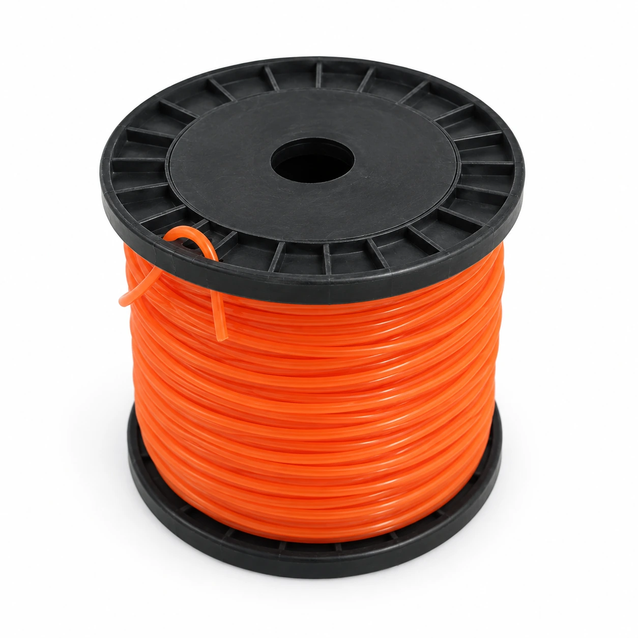 Bobine de fil de coupe orange à flasques noires crantées, vue de trois quarts sur fond blanc