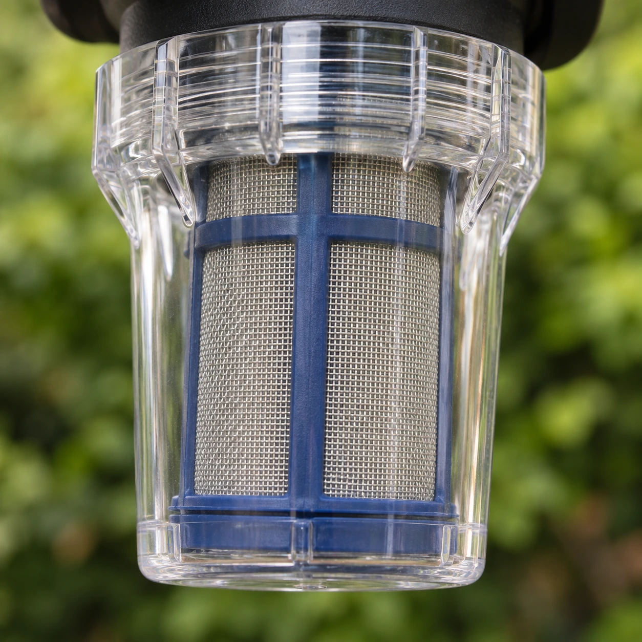 Tamis inox 100 mesh dans le bocal translucide du filtre à cuve
