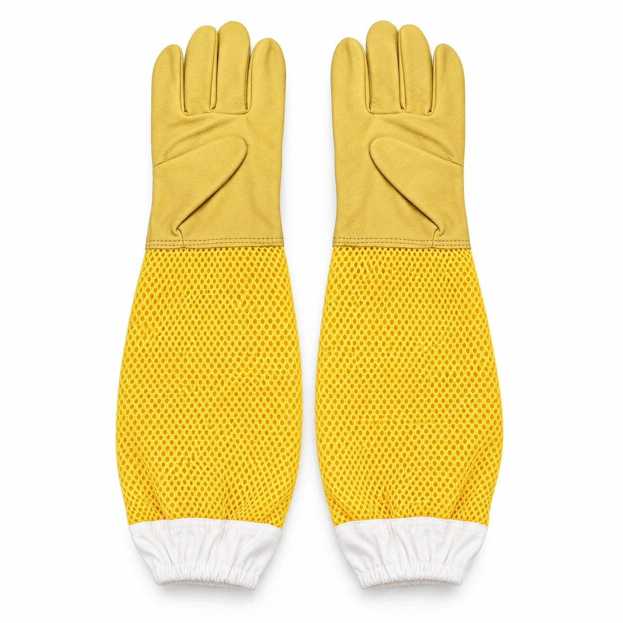 Paire de gants d'apiculteur en cuir de mouton jaune à manchons filet, sur fond blanc
