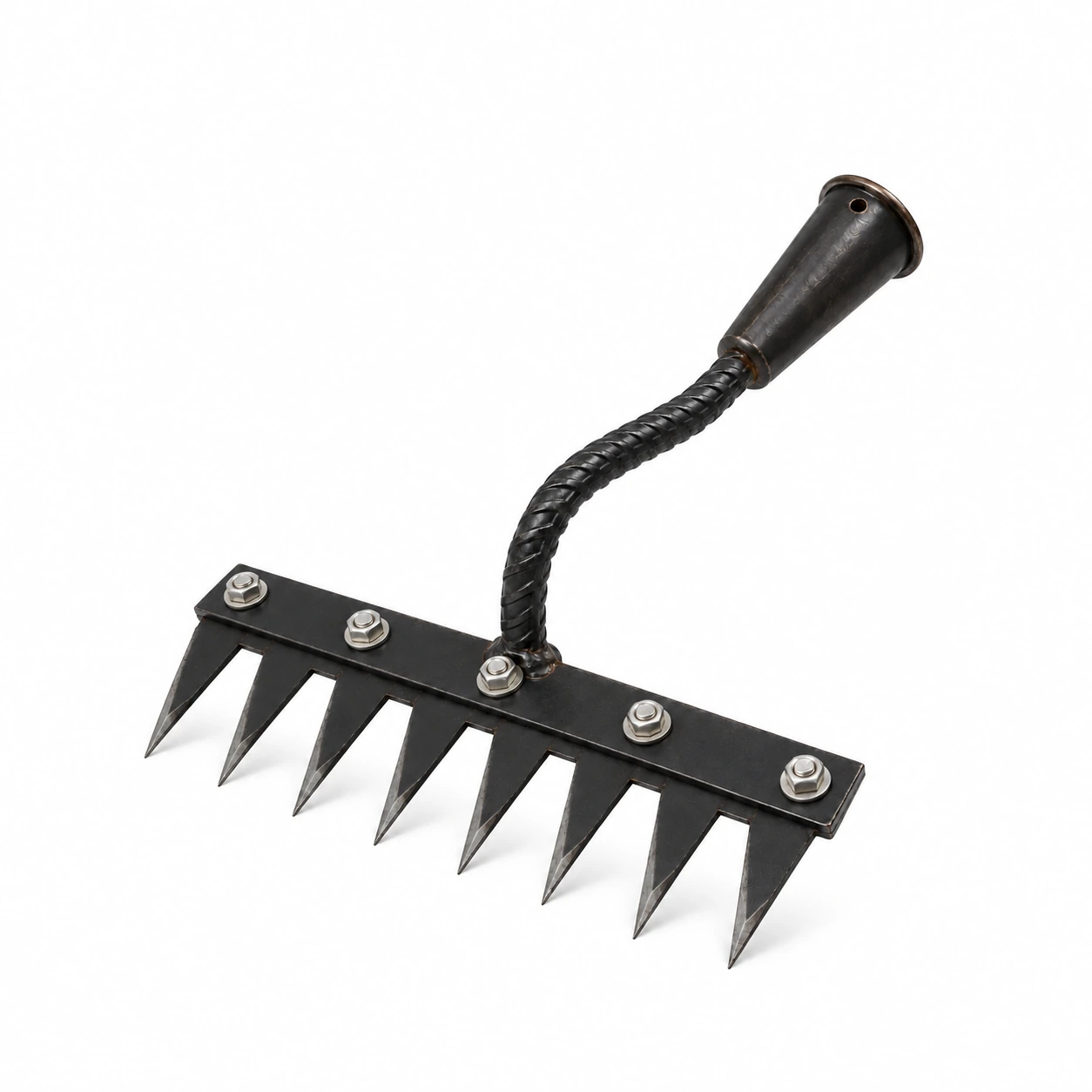 Griffe sarcloir à huit dents plates en acier noir mat, vue de trois quarts sur fond blanc