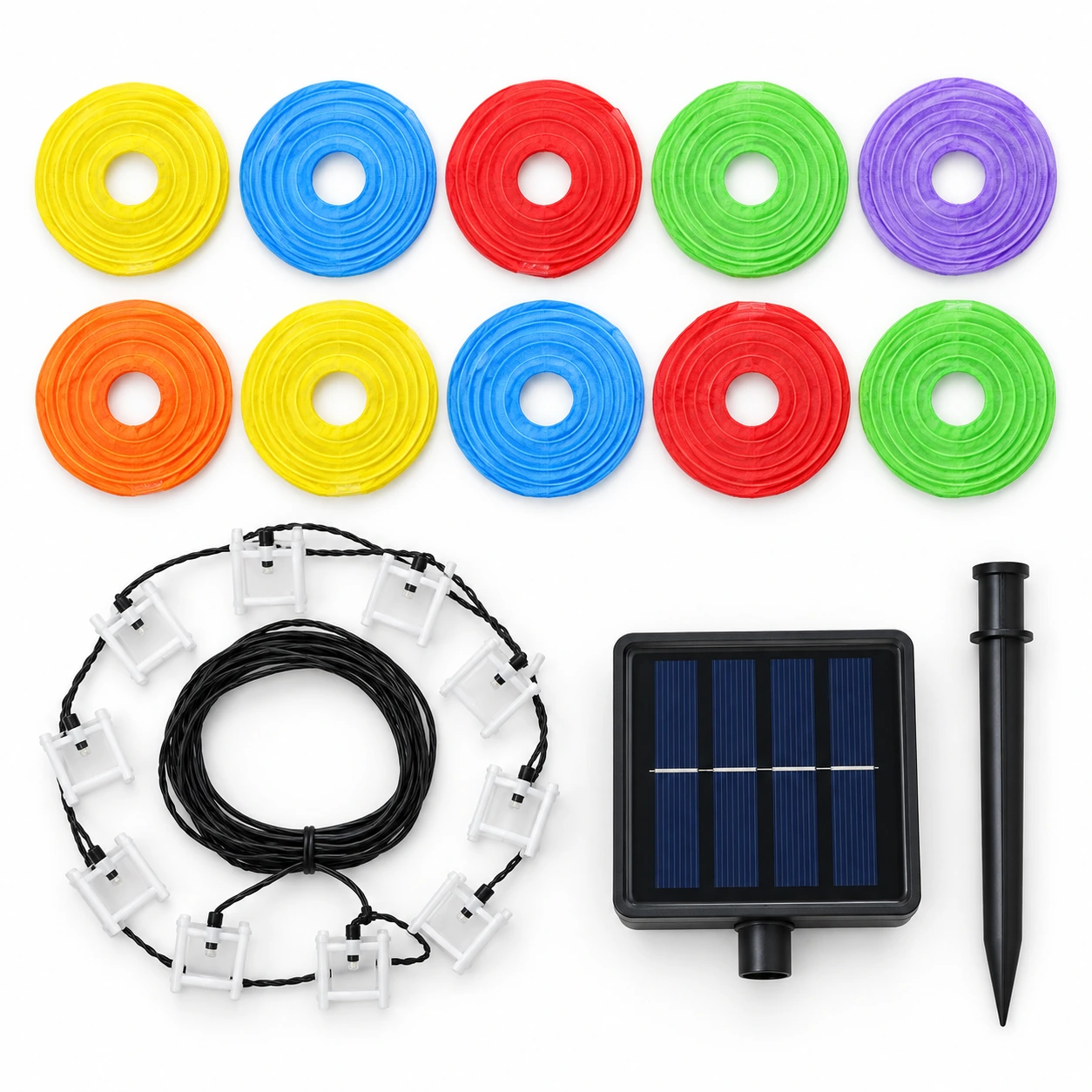 Contenu du colis : dix lanternes à plat, la guirlande et ses clips, le panneau solaire et son piquet