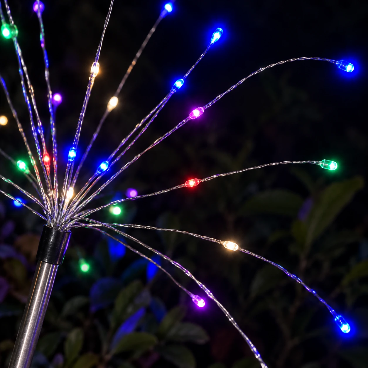 Détail des billes LED multicolores en bout de brins fins argentés, la nuit
