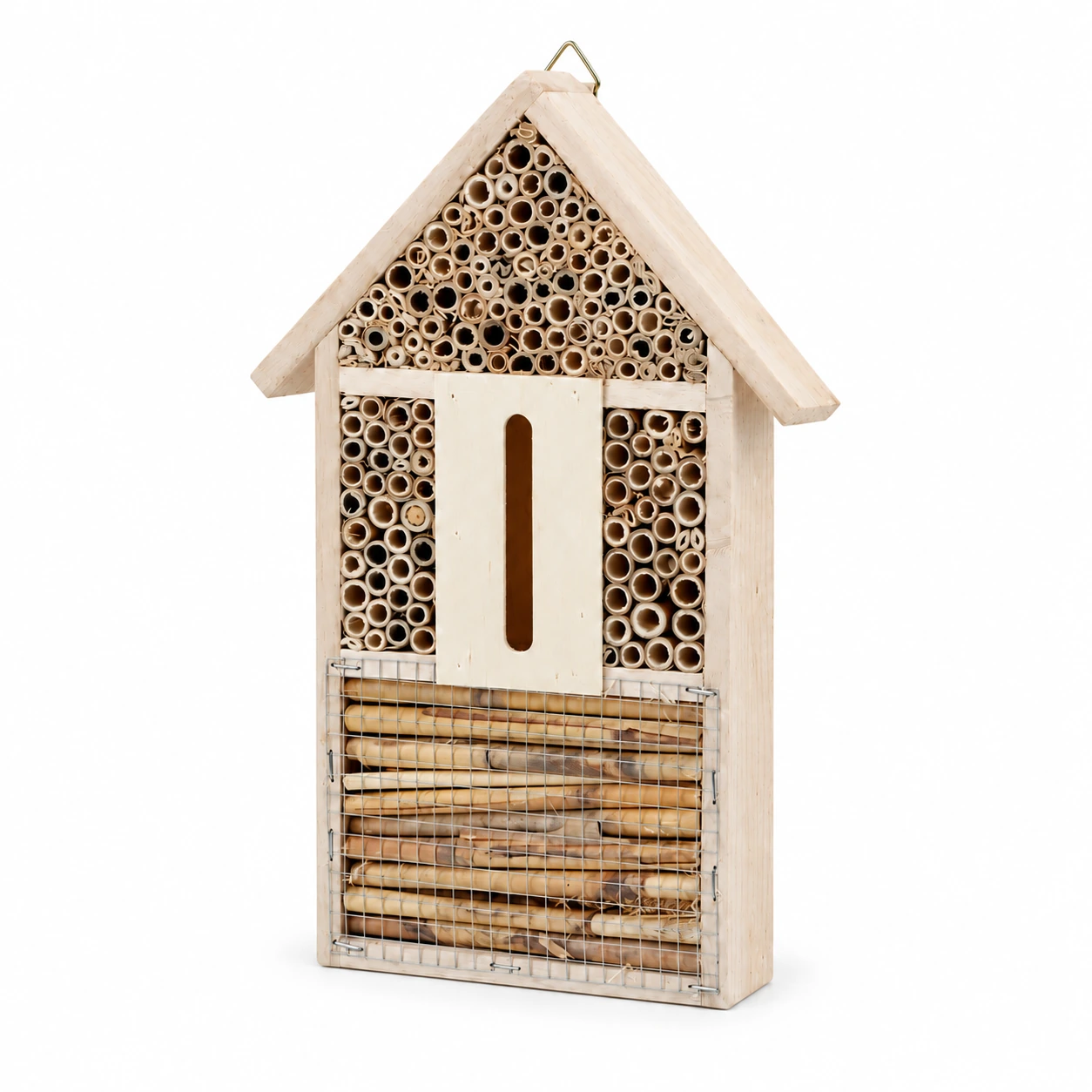 Maisonnette à insectes en bois clair sur fond blanc, toit pointu et fente verticale au centre