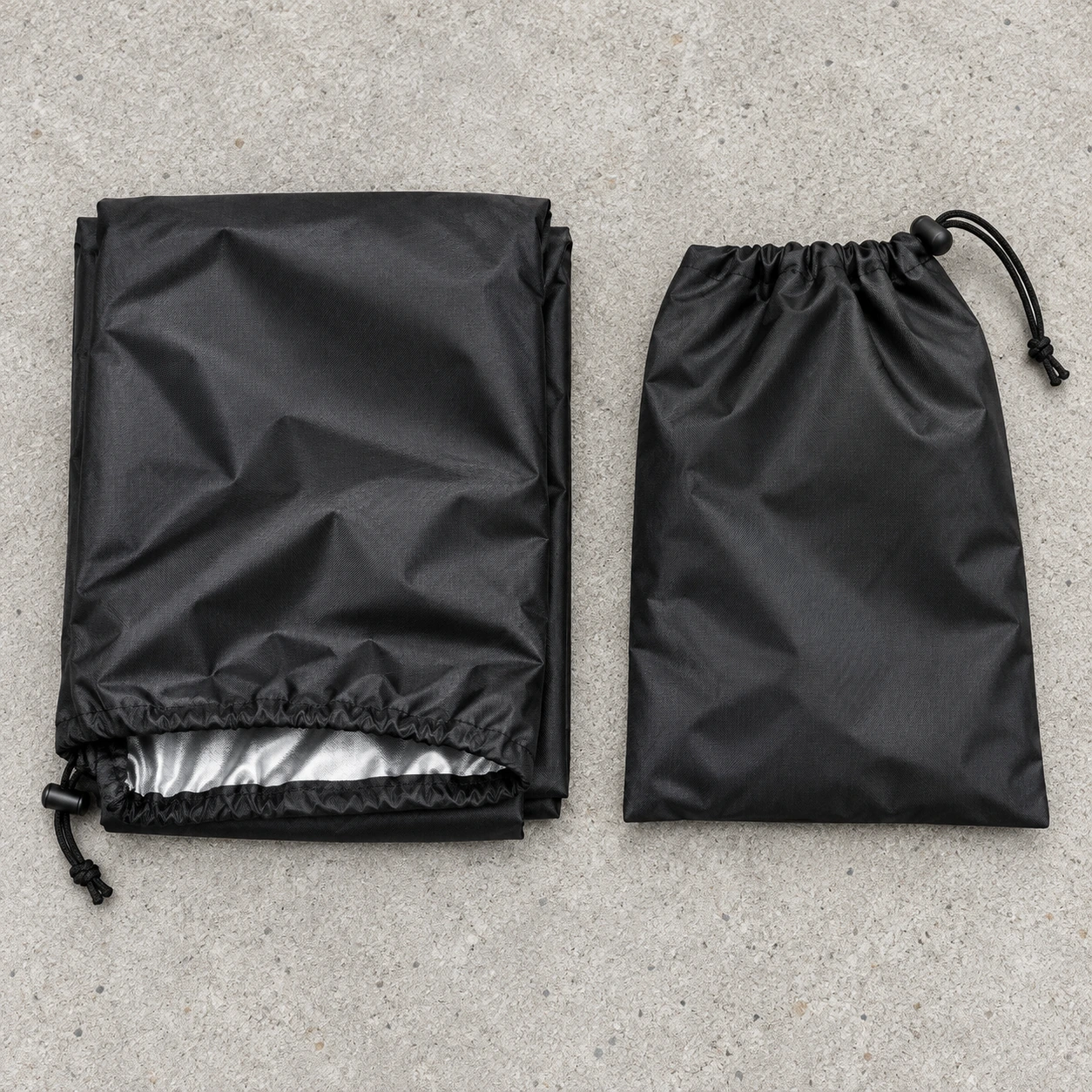 Contenu du colis : housse pliée avec doublure argentée et pochette de rangement