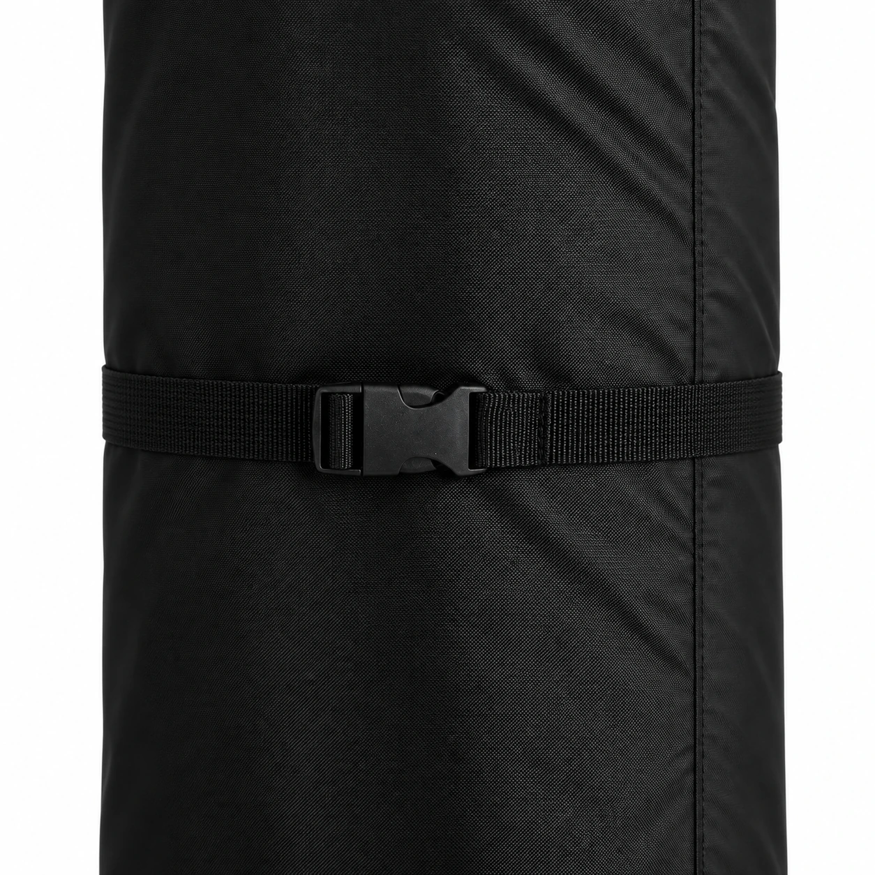 Sangle horizontale à boucle clipsable, au tiers bas de la housse noire
