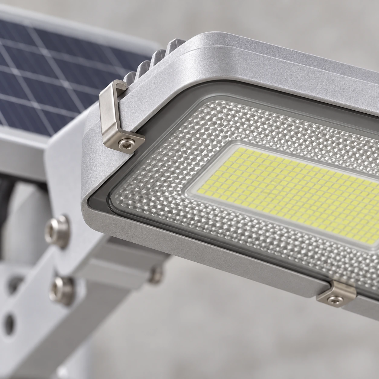 Gros plan sur le verre et le pavé de LED du luminaire, dans sa lèvre d'aluminium gris clair
