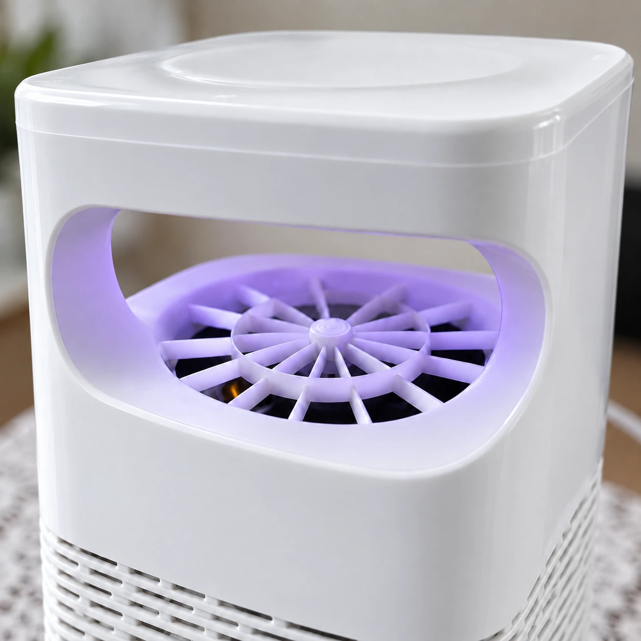 Gros plan sur l'ouverture de la lampe et sa turbine, halo de lumière violette
