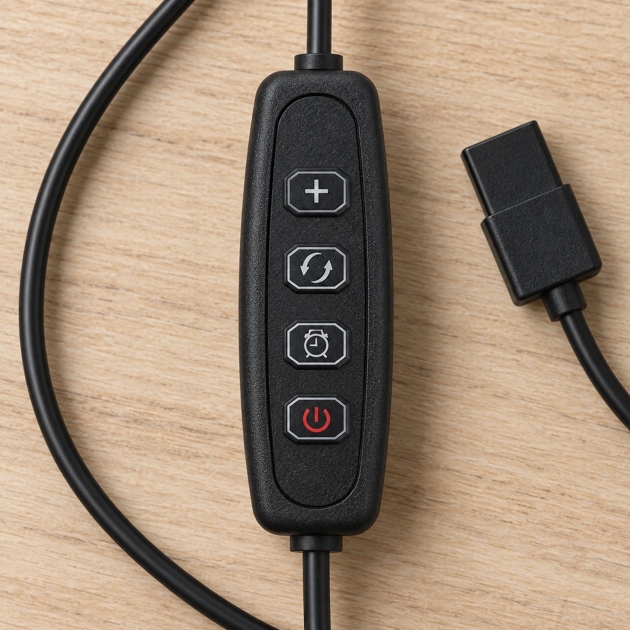 Boîtier de commande noir sur le cordon, quatre touches empilées et prise USB