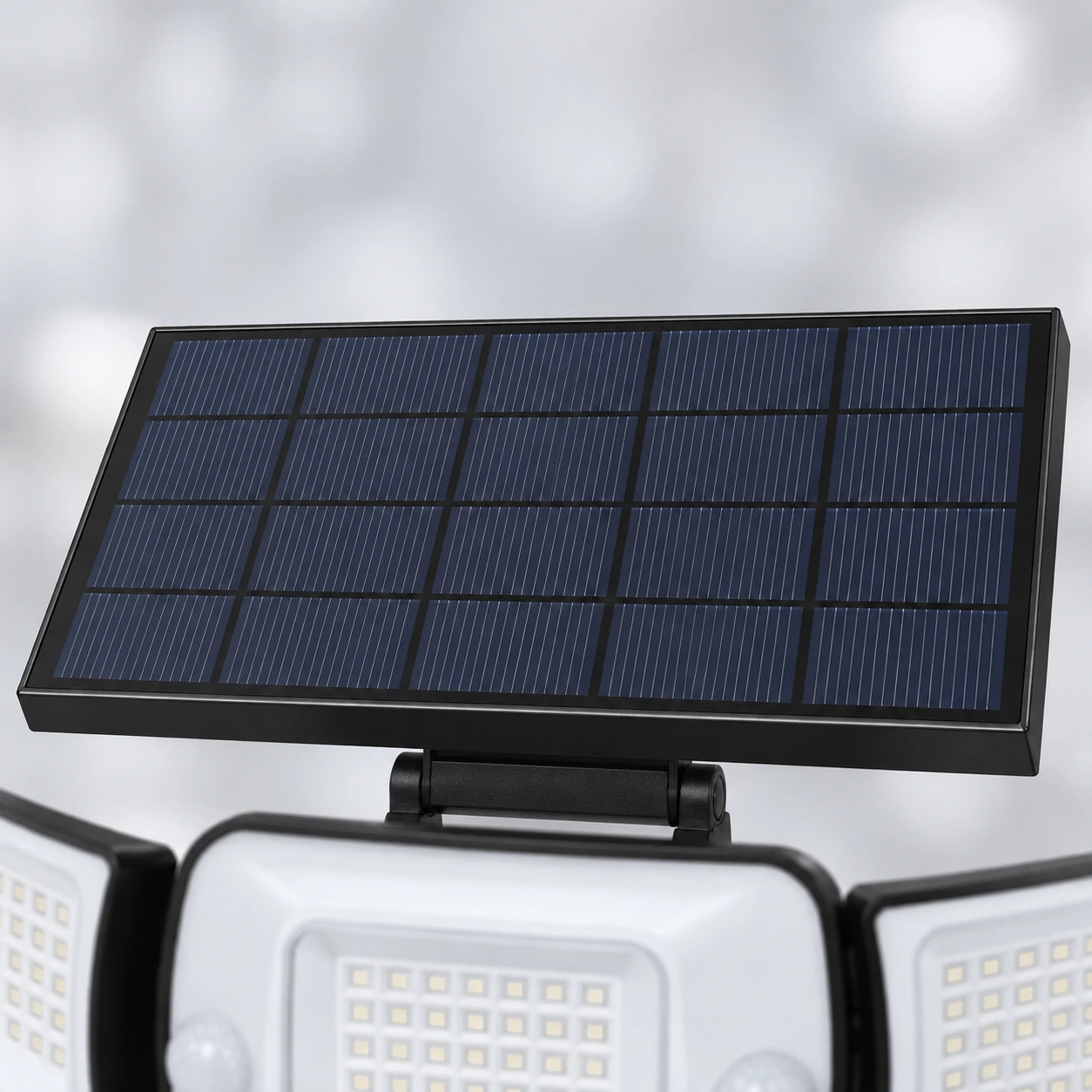 Détail du panneau solaire supérieur incliné et de sa charnière, cellules bleu foncé