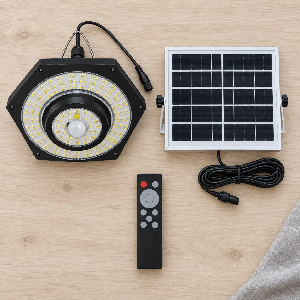 Le contenu du colis : la lampe, le panneau solaire avec son câble de cinq mètres et la télécommande