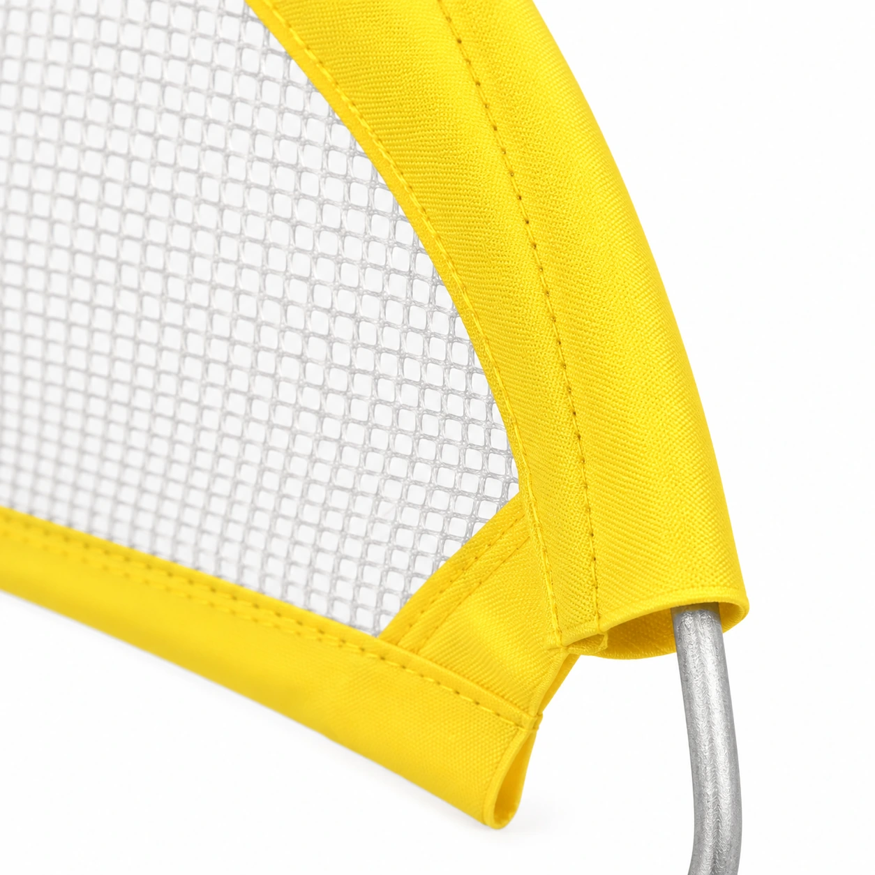 Gros plan du manchon de tissu jaune cousu sur l'armature, avec le filet blanc serti et le fil argent qui descend
