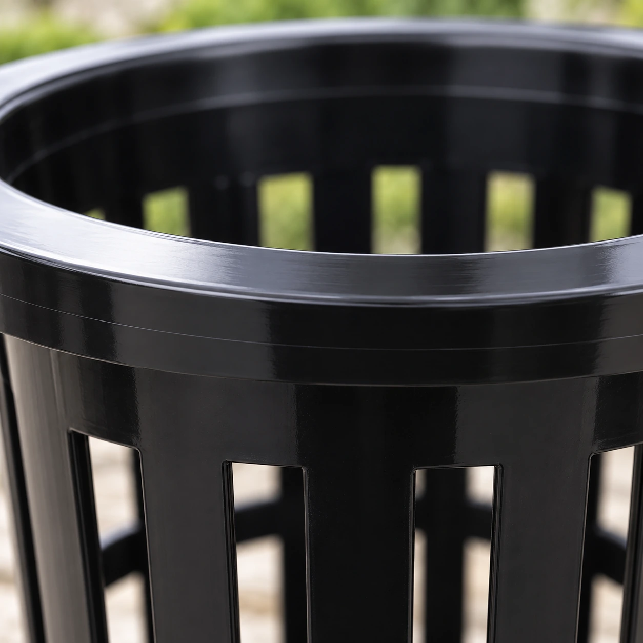 Gros plan sur le rebord plat et la paroi ajourée d'un panier de culture hydroponique noir