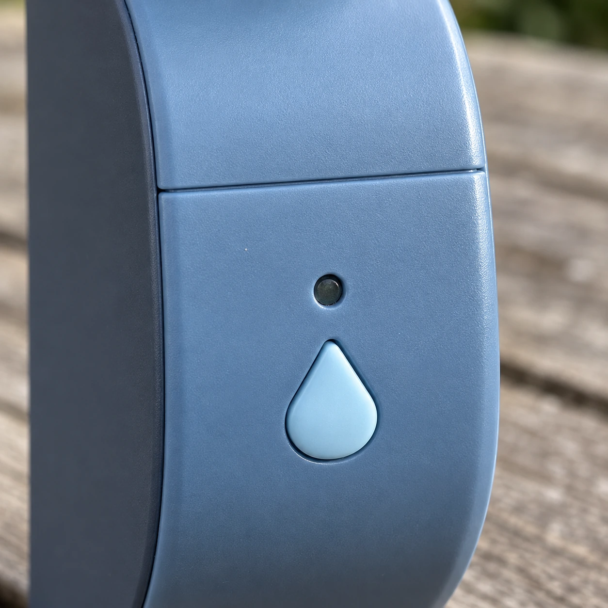 Détail du bouton goutte bleu clair et de la diode du programmateur d'arrosage connecté