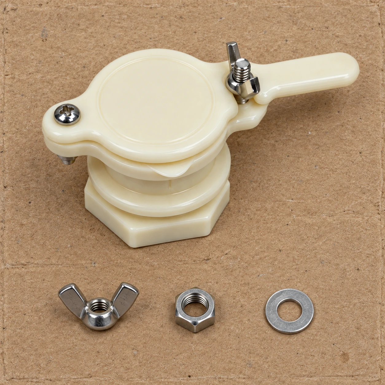 Contenu du colis à plat : robinet, écrou papillon, écrou hexagonal et rondelle