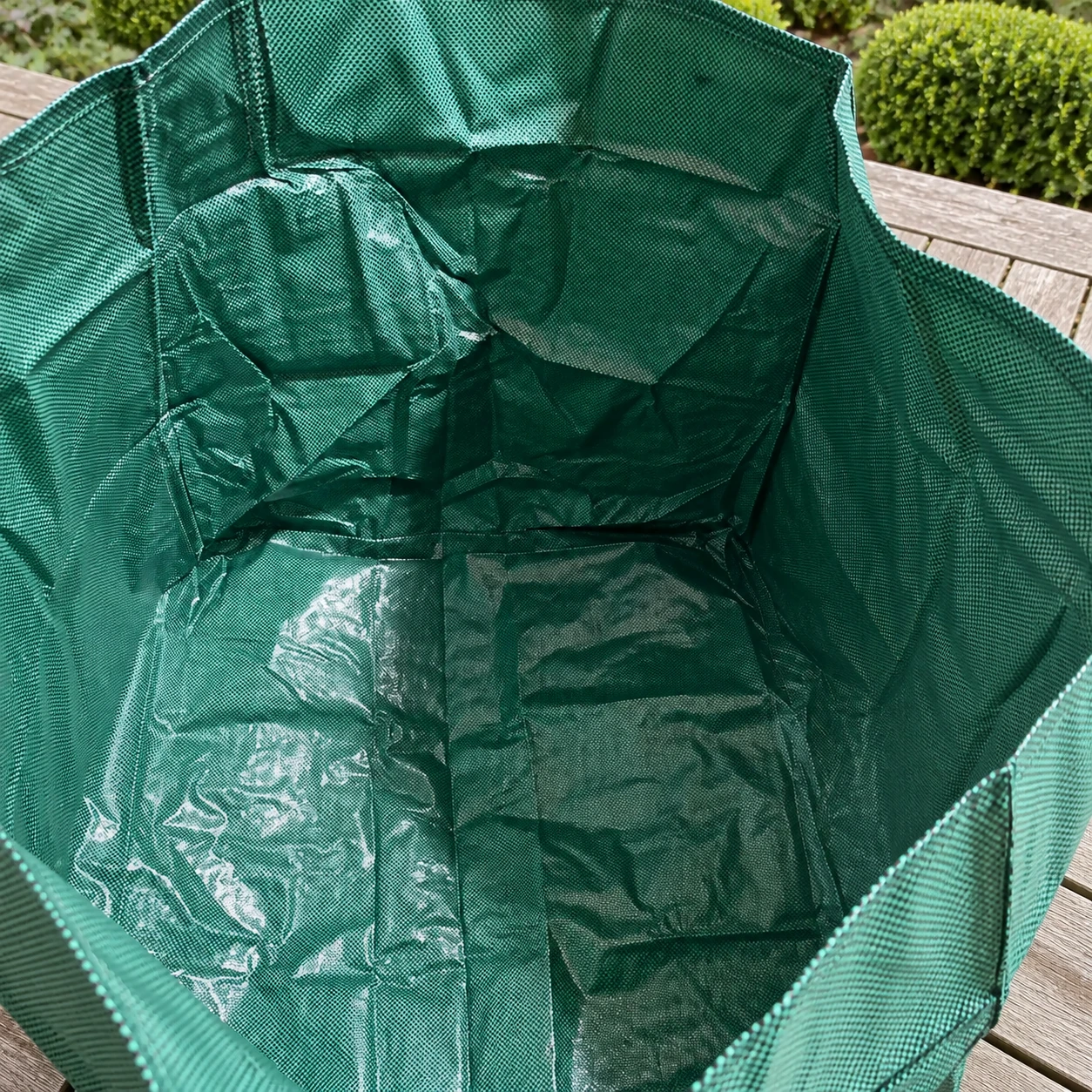 Intérieur enduit et fond renforcé du sac de jardin 270 L, couture double à l'angle