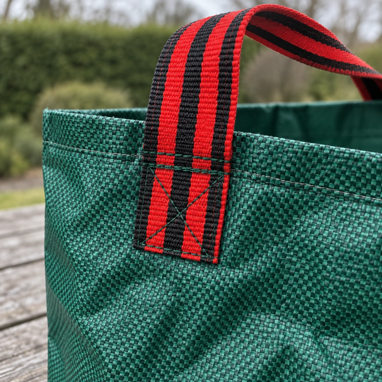 Attache de poignée cousue en croix sur la toile tissée du sac de jardin 270 L