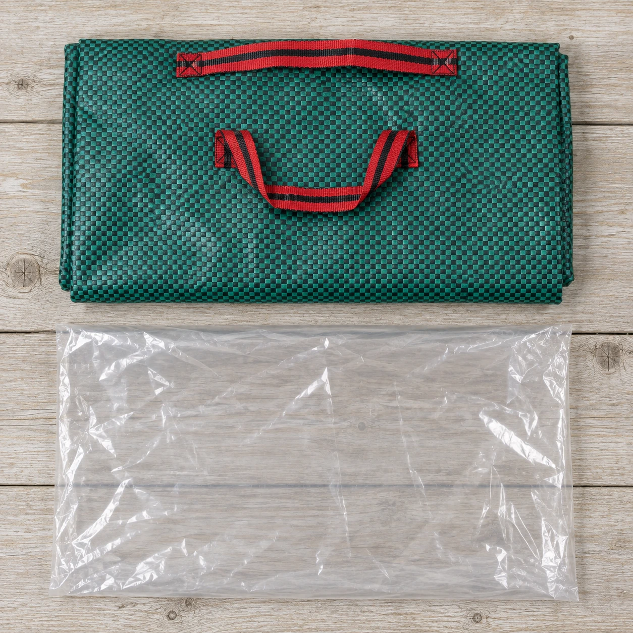 Sac de jardin 270 L replié à plat à côté de son sachet de protection