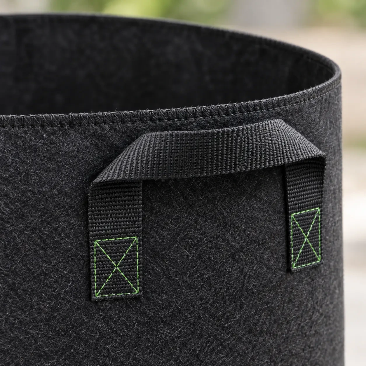 Gros plan sur une poignée cousue et la couture du bord d'un sac de culture en textile