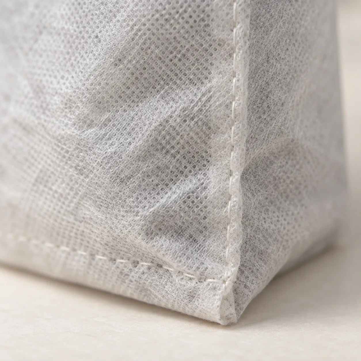 Détail du textile non tissé et des coutures du sachet de semis