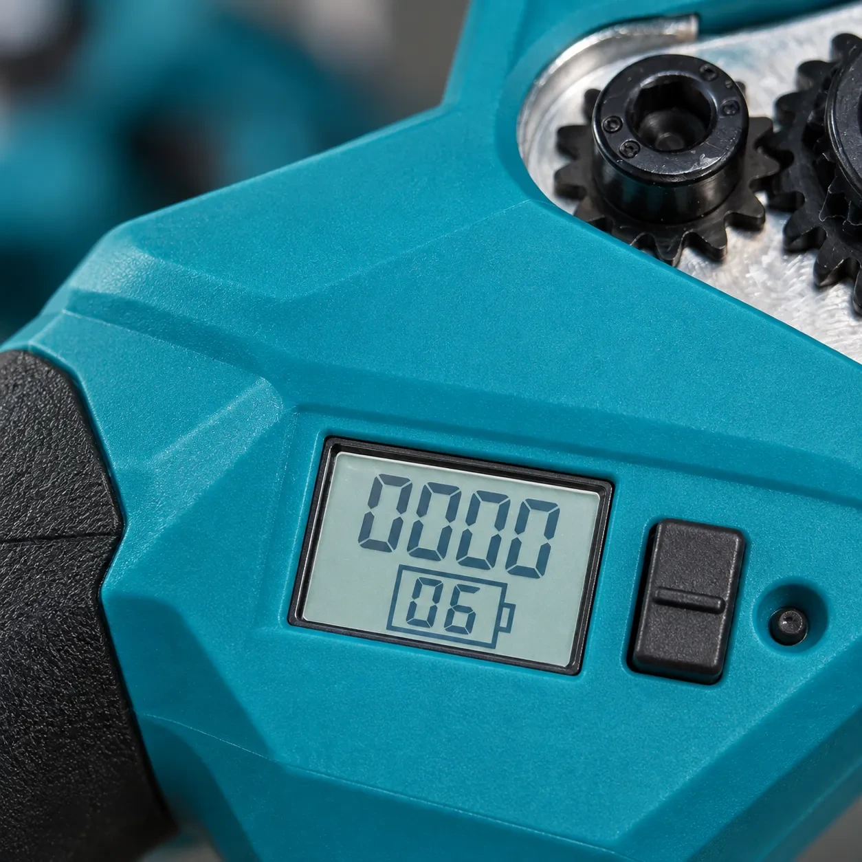 Écran du sécateur allumé, compteur de coupes et niveau de batterie affichés
