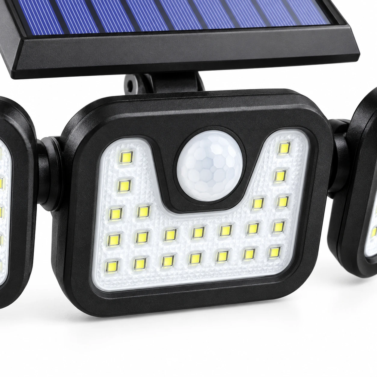 Vue rapprochée des trois têtes lumineuses et du capteur de mouvement placé sur le module central