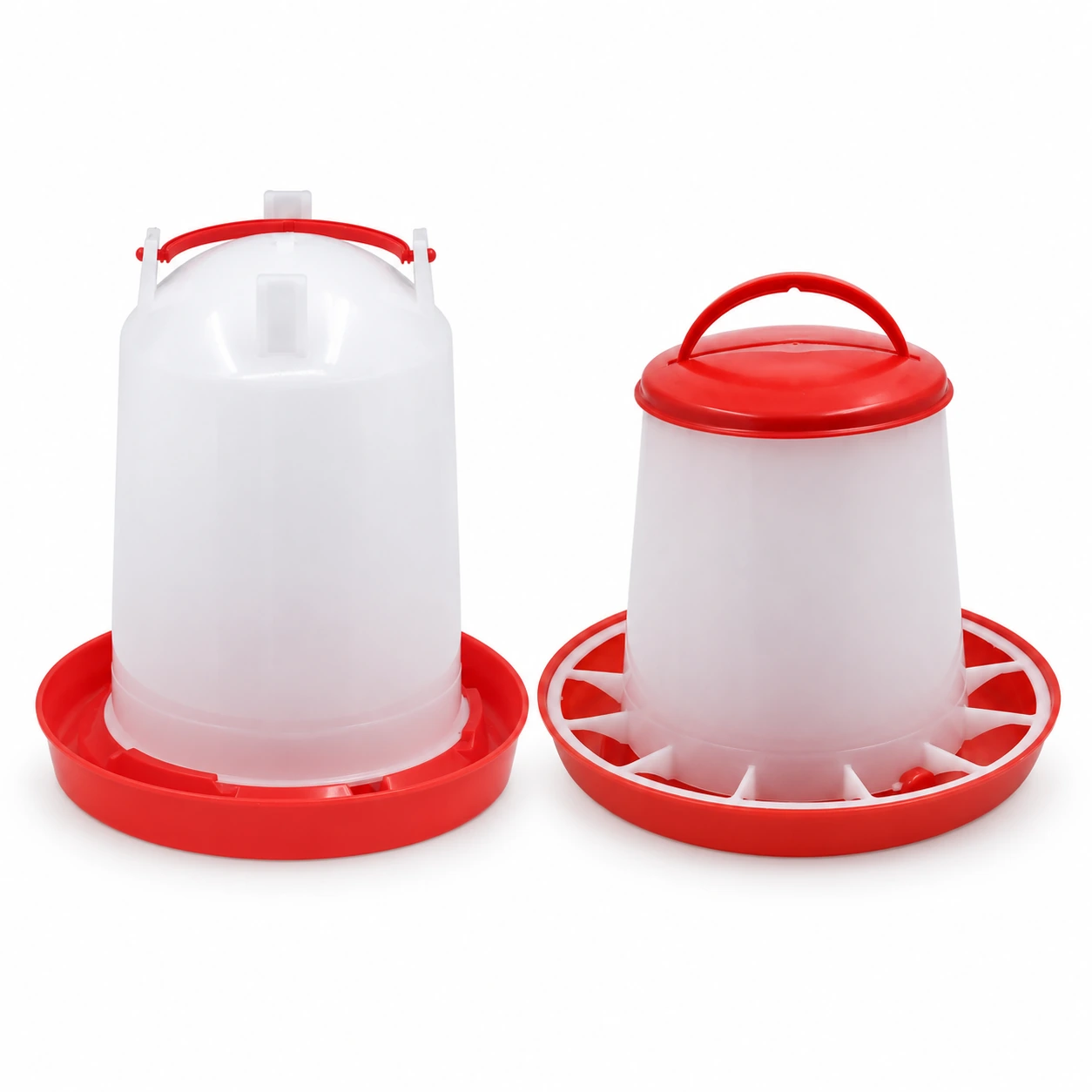 Abreuvoir 3 L et mangeoire 3 kg côte à côte, corps translucides à bases rouges, sur fond blanc