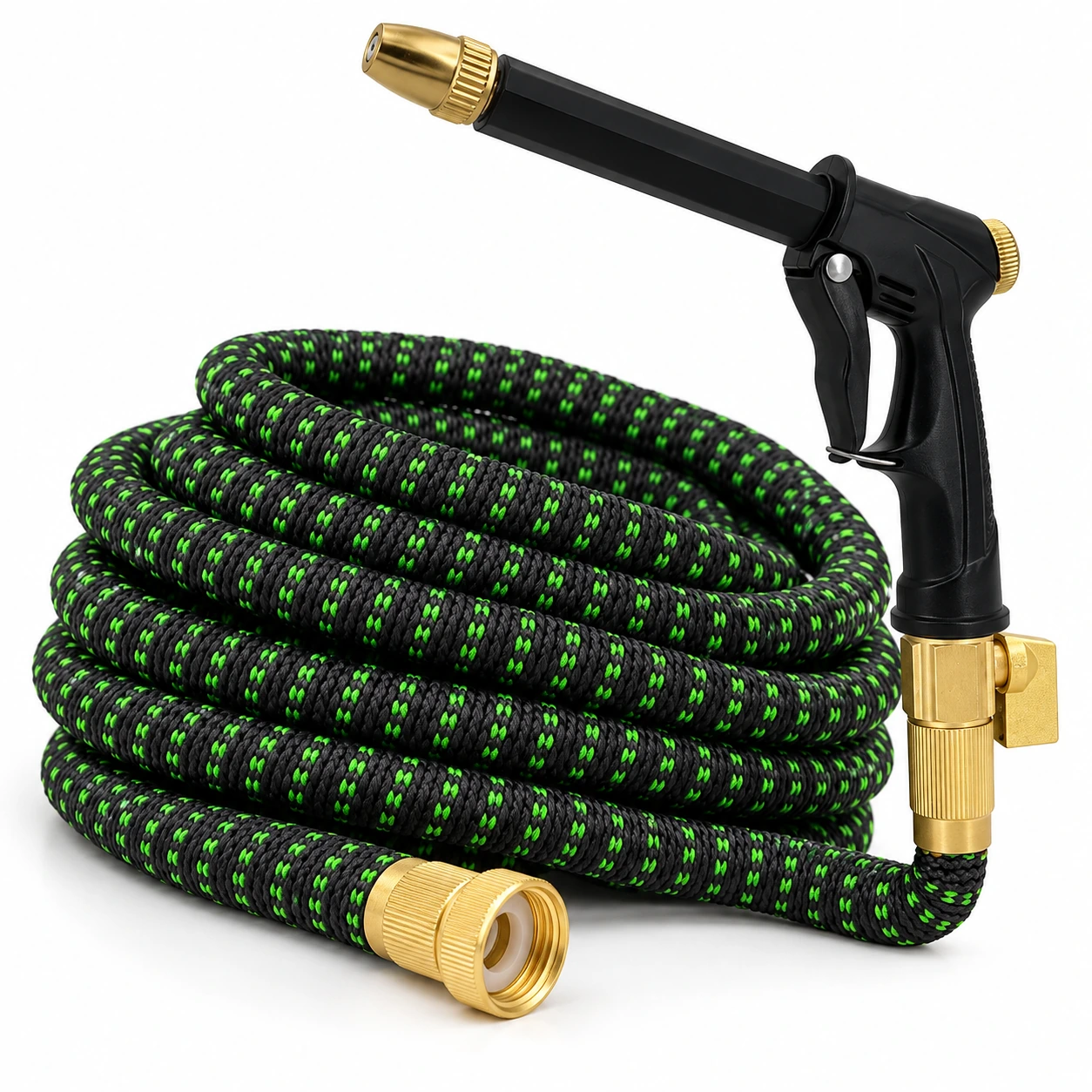 Tuyau noir et vert avec sa lance sur fond blanc