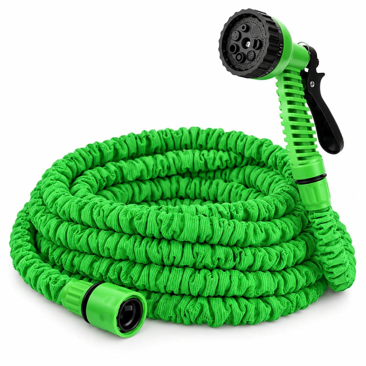 Tuyau extensible vert et pistolet sur fond blanc