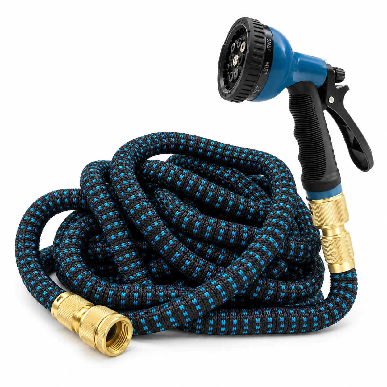 Tuyau extensible bleu et noir avec pistolet et raccords laiton sur fond blanc
