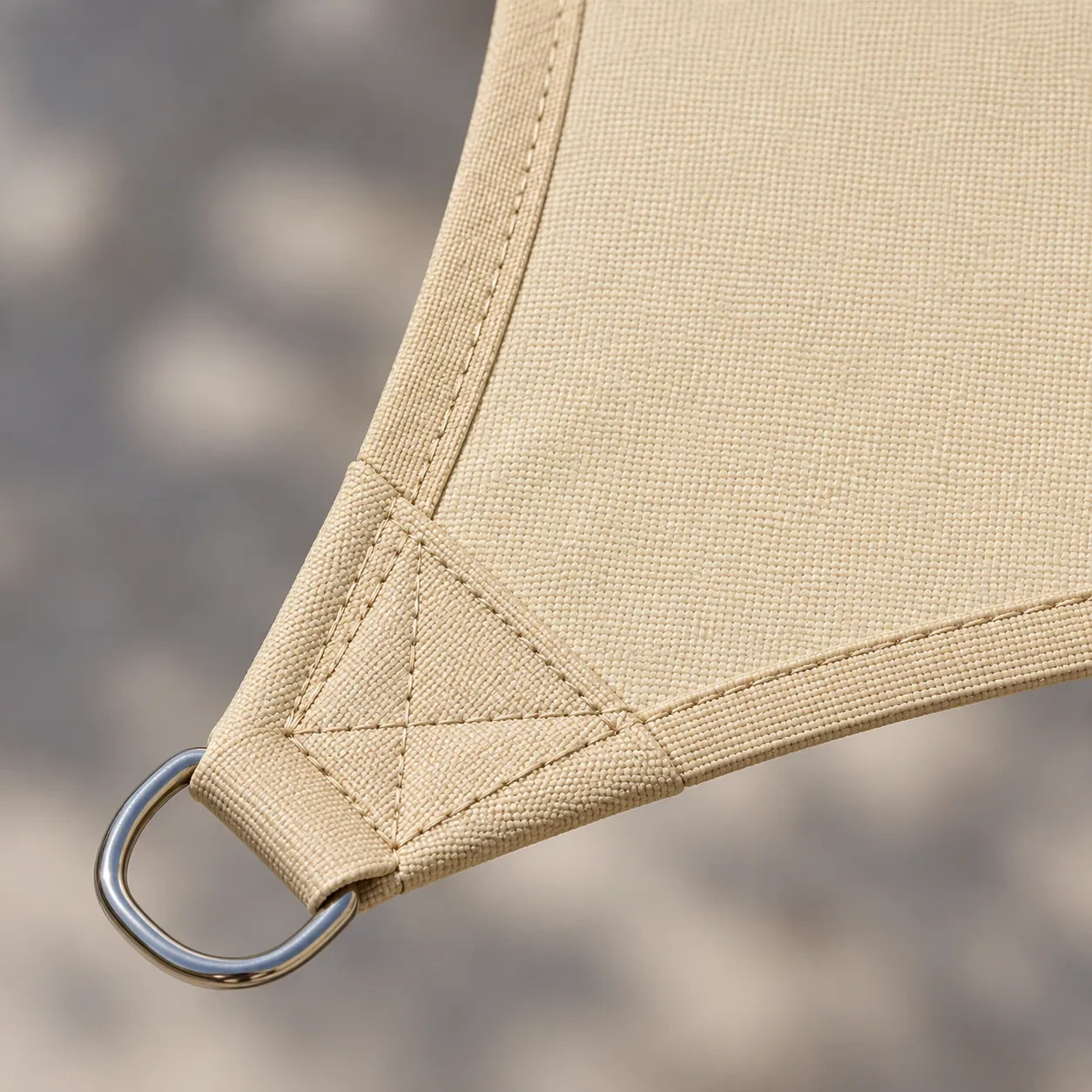 Terrasse à midi : l'ombre du rectangle jaune sable portée sur les dalles.